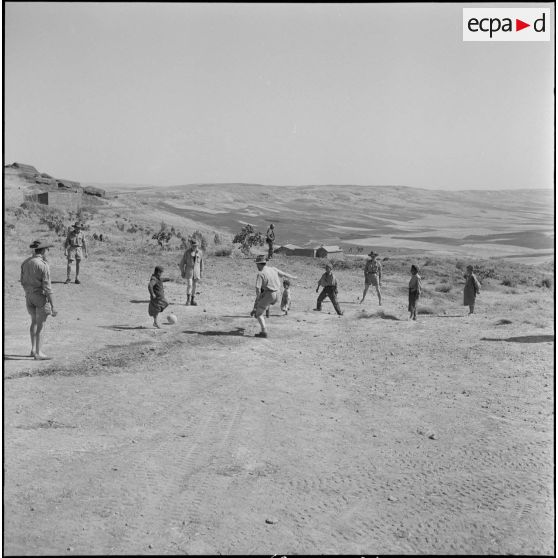 Bivouac dans le djebel et contacts avec la population locale. [Description en cours]