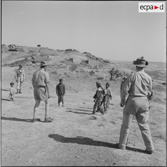 Bivouac dans le djebel et contacts avec la population locale. [Description en cours]