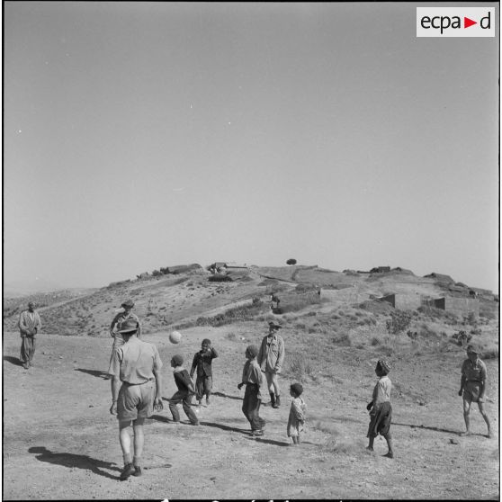 Bivouac dans le djebel et contacts avec la population locale. [Description en cours]