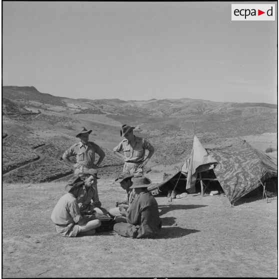 Bivouac dans le djebel et contacts avec la population locale. [Description en cours]
