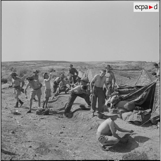 Bivouac dans le djebel et contacts avec la population locale. [Description en cours]