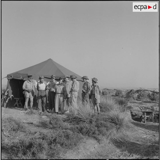 Bivouac dans le djebel et contacts avec la population locale. [Description en cours]