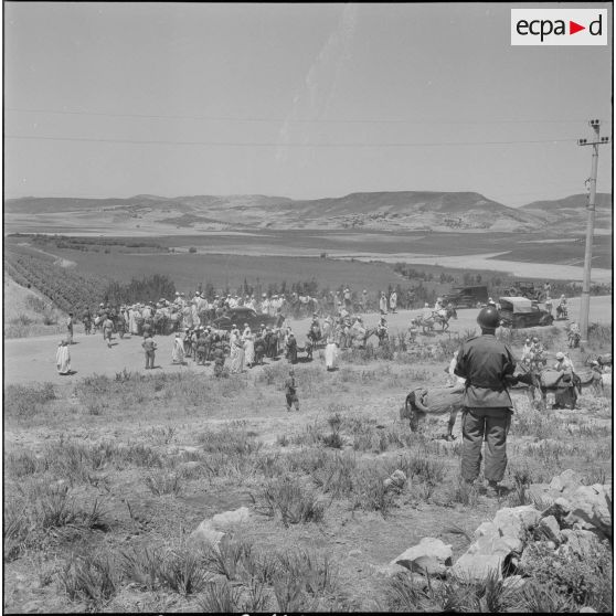 Bivouac dans le djebel et contacts avec la population locale. [Description en cours]