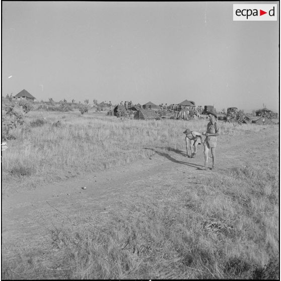 Bivouac dans le djebel et contacts avec la population locale. [Description en cours]
