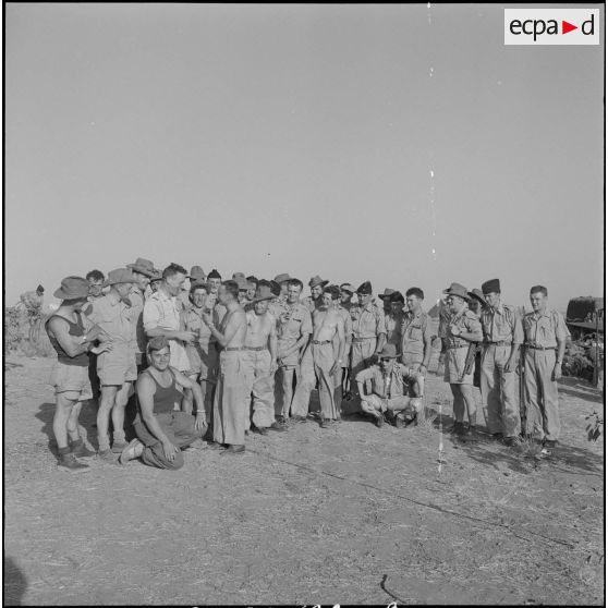 Bivouac dans le djebel et contacts avec la population locale. [Description en cours]