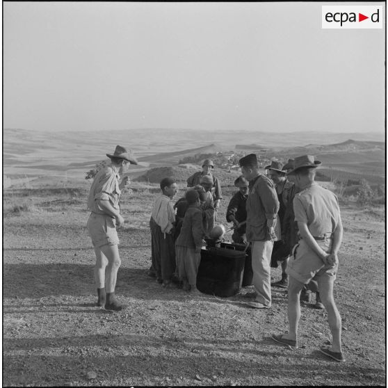 Bivouac dans le djebel et contacts avec la population locale. [Description en cours]