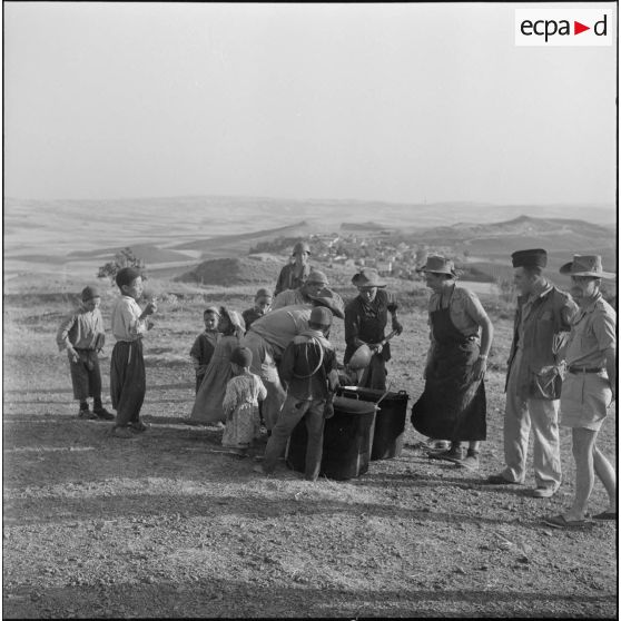 Bivouac dans le djebel et contacts avec la population locale. [Description en cours]