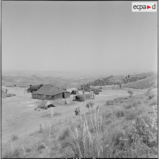 Bivouac dans le djebel et contacts avec la population locale. [Description en cours]