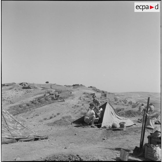 Bivouac dans le djebel et contacts avec la population locale. [Description en cours]