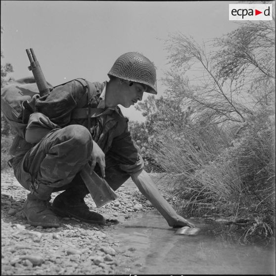 Le 1er régiment de chasseurs parachutistes stationné à Djeurf. [Description en cours]