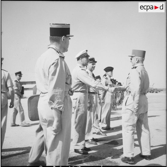 Prise d’armes sur un terrain d’aviation. [Description en cours]