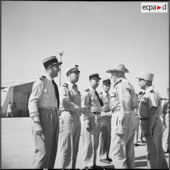 Prise d’armes sur un terrain d’aviation. [Description en cours]