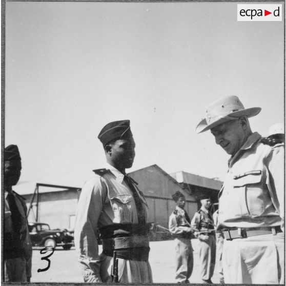 Prise d’armes sur un terrain d’aviation. [Description en cours]