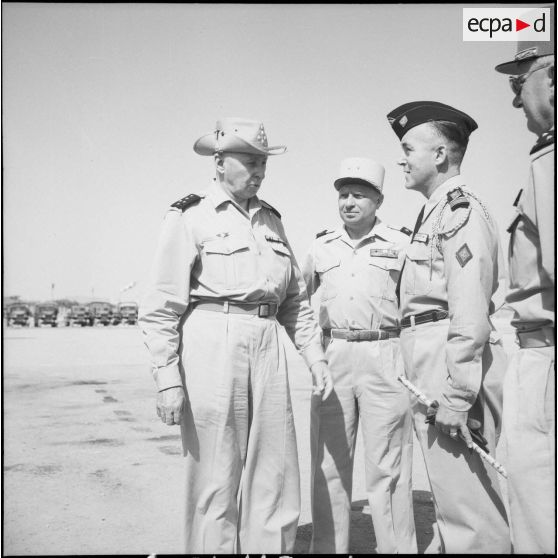 Prise d’armes sur un terrain d’aviation. [Description en cours]