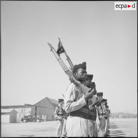 Prise d’armes sur un terrain d’aviation. [Description en cours]