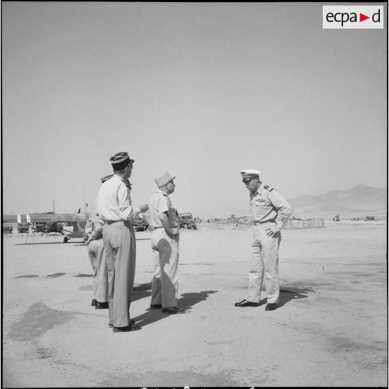 Prise d’armes sur un terrain d’aviation. [Description en cours]