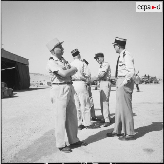 Prise d’armes sur un terrain d’aviation. [Description en cours]