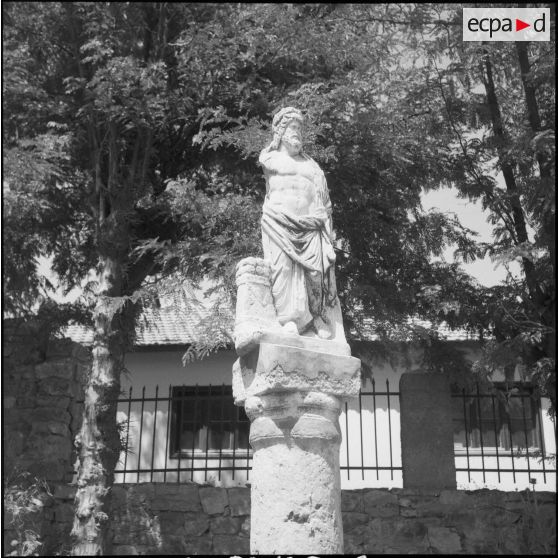 Prise d’armes sur un terrain d’aviation. [Description en cours]