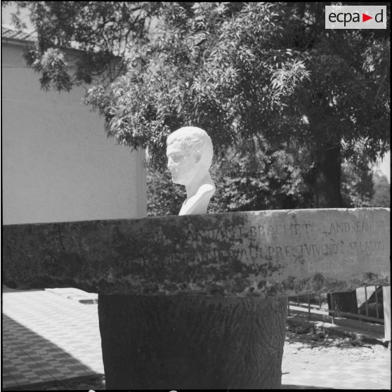 Prise d’armes sur un terrain d’aviation. [Description en cours]