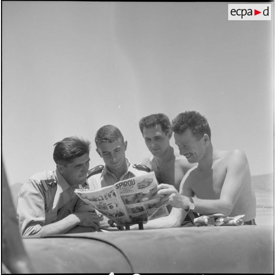 Révision d'un avion de reconnaissance de type North American T-6. [Description en cours]