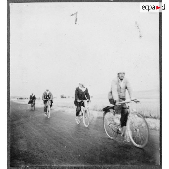 Parachutages de troupes. [Description en cours]