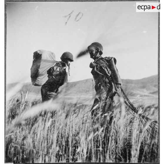 Parachutages de troupes. [Description en cours]