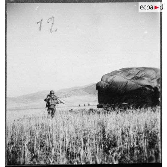 Parachutages de troupes. [Description en cours]