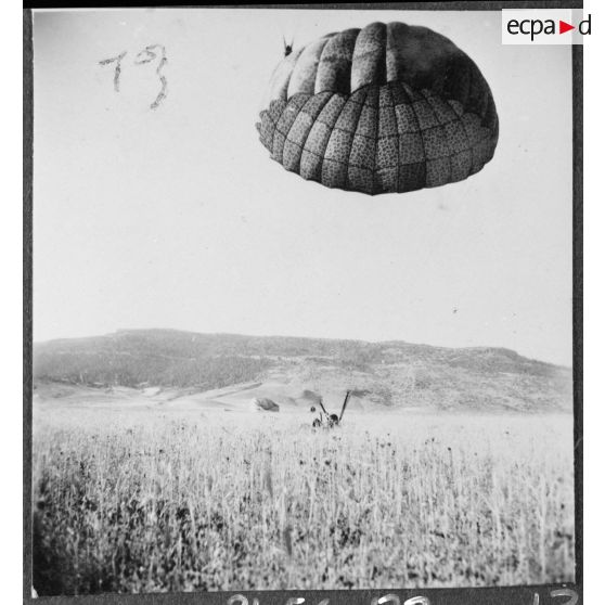 Parachutages de troupes. [Description en cours]