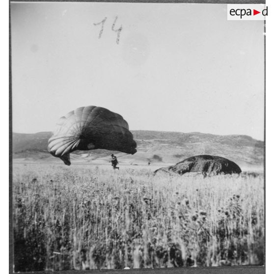 Parachutages de troupes. [Description en cours]