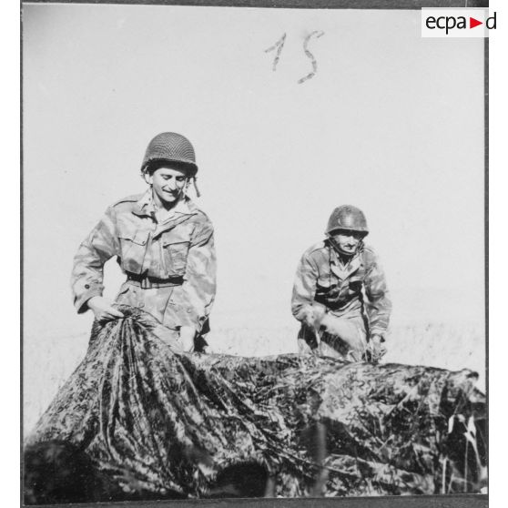 Parachutages de troupes. [Description en cours]