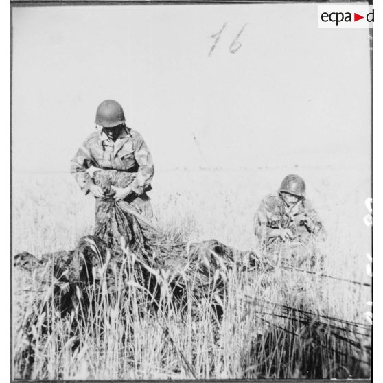 Parachutages de troupes. [Description en cours]