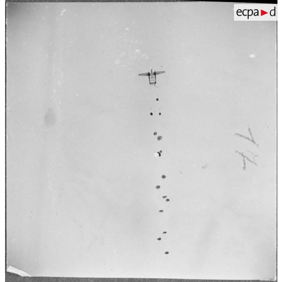 Parachutages de troupes. [Description en cours]