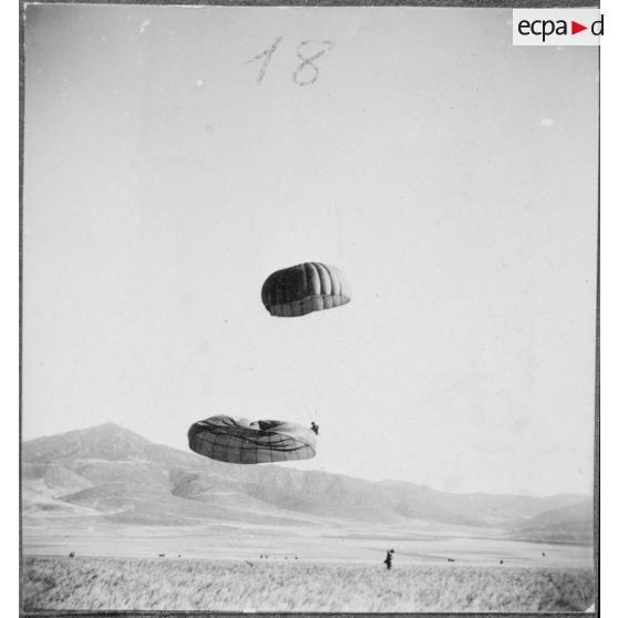 Parachutages de troupes. [Description en cours]