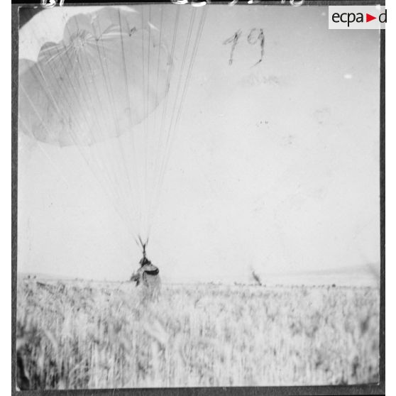 Parachutages de troupes. [Description en cours]
