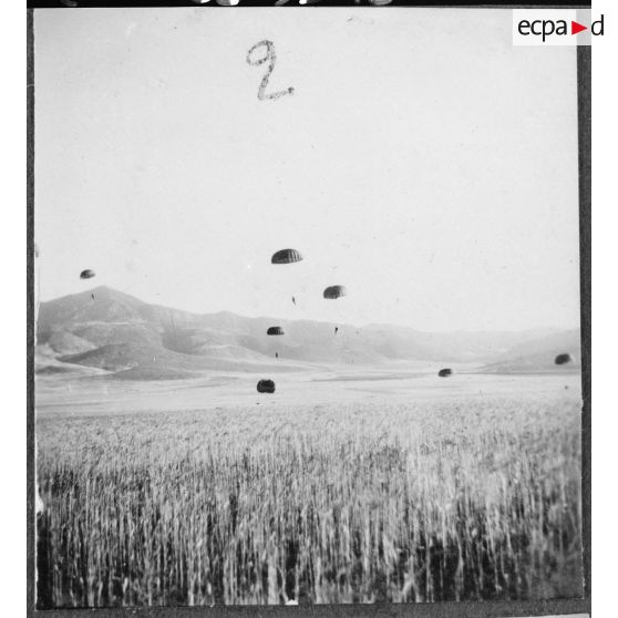 Parachutages de troupes. [Description en cours]