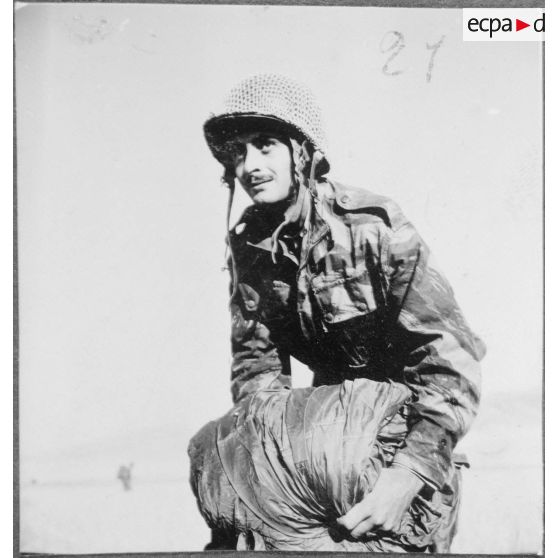 Parachutages de troupes. [Description en cours]