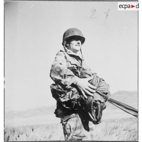 Parachutages de troupes. [Description en cours]