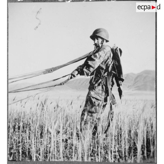 Parachutages de troupes. [Description en cours]