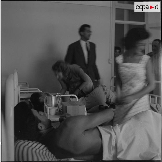 Visite aux blessés. [Description en cours]