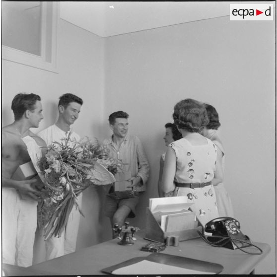 Visite aux blessés. [Description en cours]