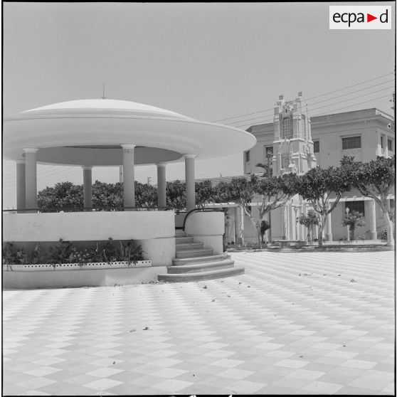 Place principale d'une petite ville. [Description en cours]