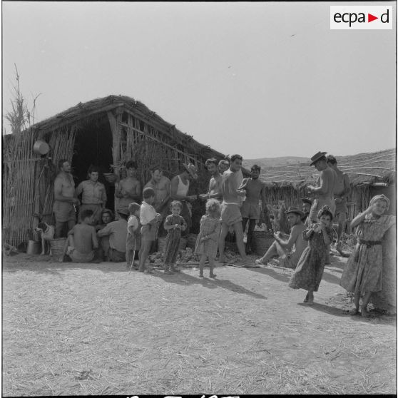 Vie quotidienne d'appelés dans un cantonnement. [Description en cours]