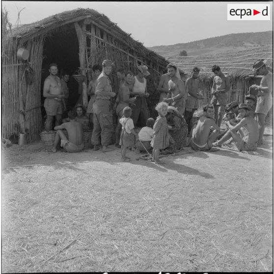 Vie quotidienne d'appelés dans un cantonnement. [Description en cours]