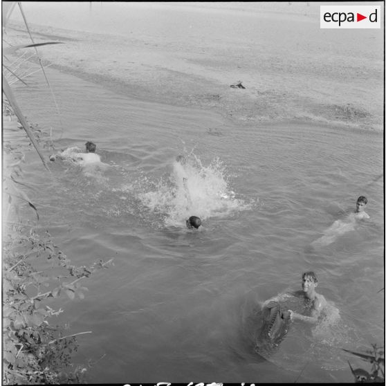 Vie quotidienne d'appelés dans un cantonnement. [Description en cours]