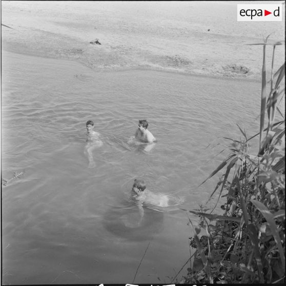 Vie quotidienne d'appelés dans un cantonnement. [Description en cours]