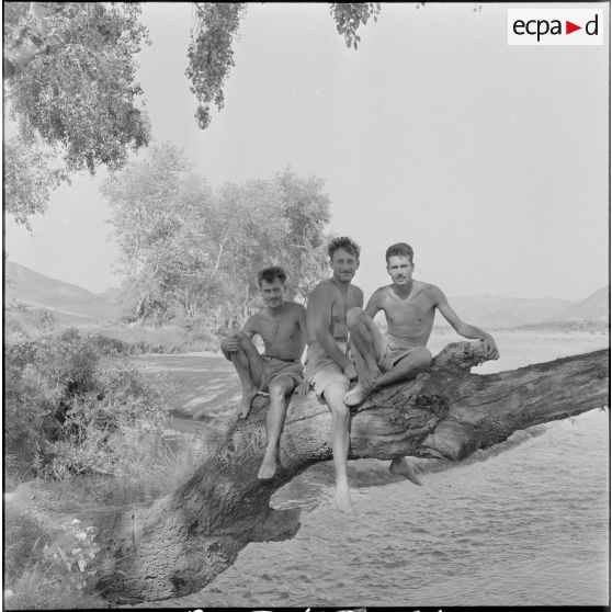 Vie quotidienne d'appelés dans un cantonnement. [Description en cours]