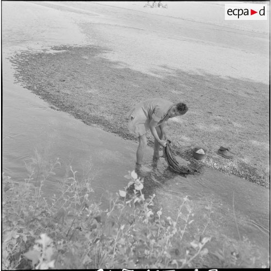 Vie quotidienne d'appelés dans un cantonnement. [Description en cours]
