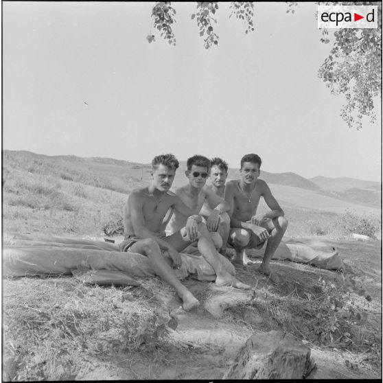 Vie quotidienne d'appelés dans un cantonnement. [Description en cours]