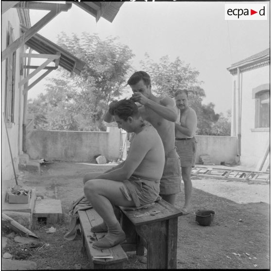 Vie quotidienne d'appelés dans un cantonnement. [Description en cours]