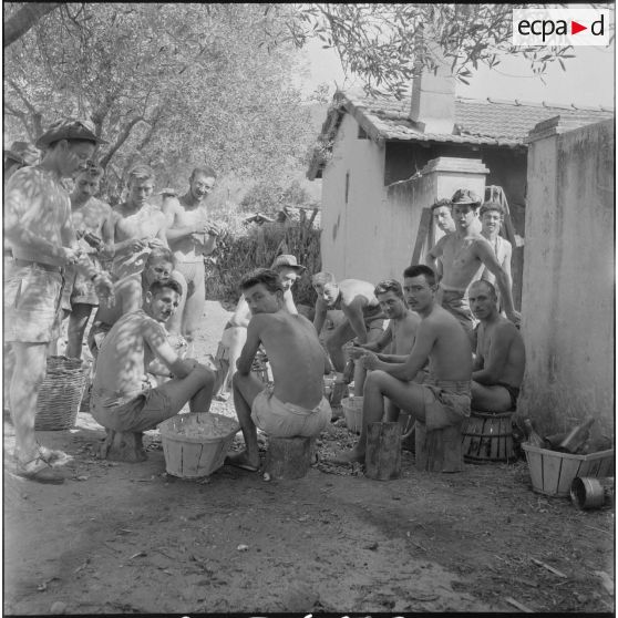 Vie quotidienne d'appelés dans un cantonnement. [Description en cours]
